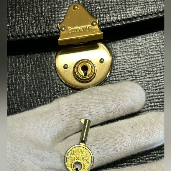 Authentic Burberrys Vintage Black Leather Locking Documents Case w Key Clean! - Picture 8 of 16